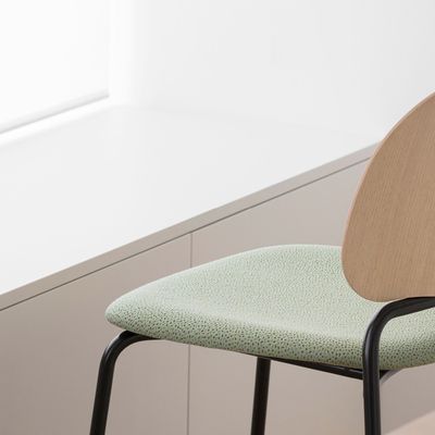 UPON - Stackable stool with back 