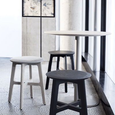 zeitraummoebel-hocker-1.3stool-massivholz-02-455x680.png