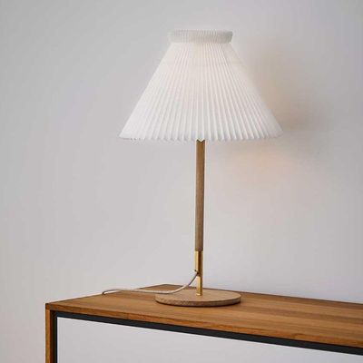 leklint328_table_lamp_lightoak_lifestyle3.jpg