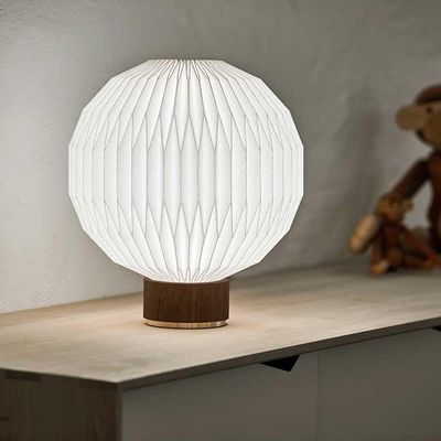 leklint375_table_lamp_medium_smokedoak_lifestyle1.jpg