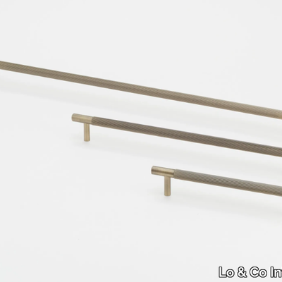 linear-bridge-furniture-handle-lo-co-interiors-641820-rel9d9809b7.jpg