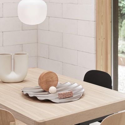 14751-en-workshop-table-140-oak-wave-tray-kink-sand-workshop-chair-oak-oregon-pine-black-rime-grey-25-ply-rug-burnt-orange-muuto-org.tif