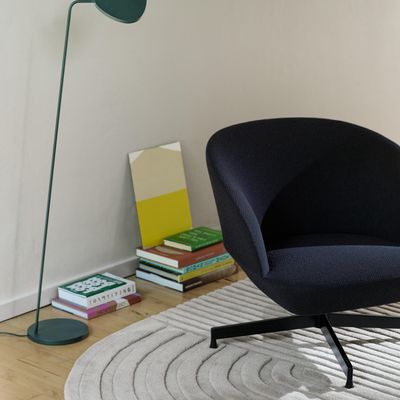 19401-en-oslo-lounge-chair-colline-787-swivel-base-black-relevo-170x240-off-white-leaf-floor-dark-green-muuto-org.tif