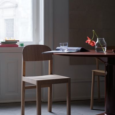 23819-en-midst-table-120-dark-red-workshop-chair-oak-raise-glass-silent-vase-11-clear-muuto-org.tif