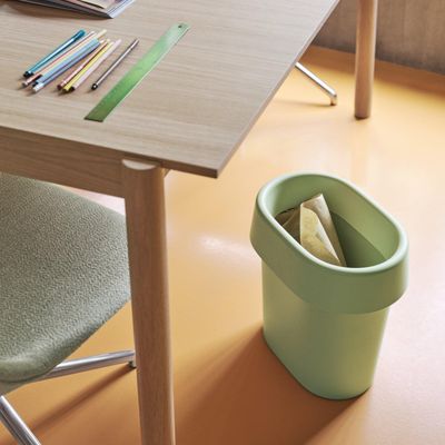 26111-en-reduce-paper-bin-light-green-linear-system-oak-fiber-side-ecriture-910-swivel-muuto-org.tif