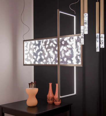 shine-vertical-plumage-olev-567793-rel57757108.jpg