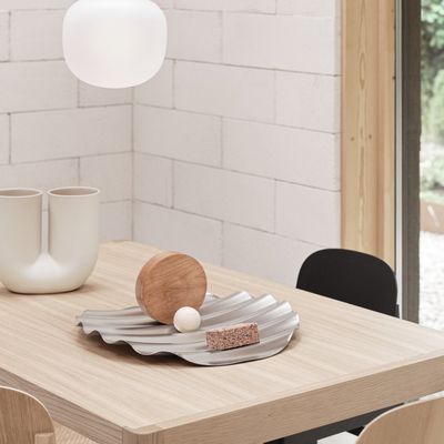 14751-en-workshop-table-140-oak-wave-tray-kink-sand-workshop-chair-oak-oregon-pine-black-rime-grey-25-ply-rug-burnt-orange-muuto-org.tif