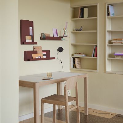 23814-en-folded-shelves-deep-red-workshop-table-130-warm-grey-linoleum-oak-workshop-chair-post-wall-lamp-silent-11-clear-raise-muuto-org.tif