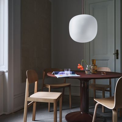 23822-en-midst-table-120-dark-red-rime-45-deep-red-workshop-visu-cover-side-oak-silent-vase-11-clear-raise-carafe-glass-muuto-org.tif