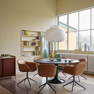 23823-en-midst-table-160-black-fiber-armchair-swivel-refine-leather-cognac-black-strand-80-silent-20-enfold-148x45-h85-oak-deep-red-ease-raise-muuto-org.tif
