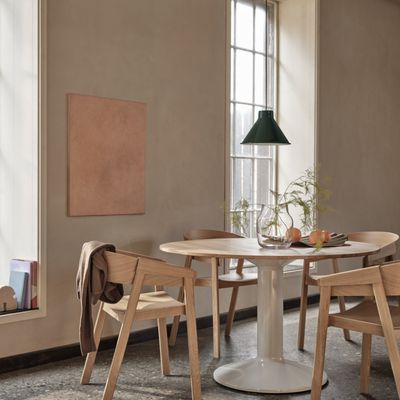 23825-en-midst-table-oak-grey-120-cover-armchair-top-pendant-28-dark-green-silent-vase-clear-20-wave-tray-muuto-org.tif