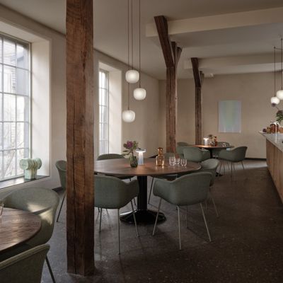 23828-en-midst-table-dark-oiled-oak-black-fiber-armchair-sabi-921-tube-base-dusty-green-rime-18-deep-red-ease-light-blue-silent-vase-raise-muuto-org.tif