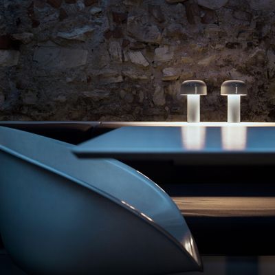 bellhop-battery-grey-table-barber-osgerby-flos-02.jpg