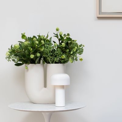bellhop-battery-white-table-barber-osgerby-flos-01.jpg