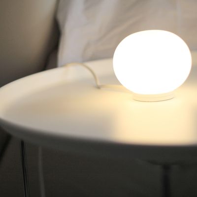 mini-glo-ball-t-white-table-morrison-flos-04.jpg