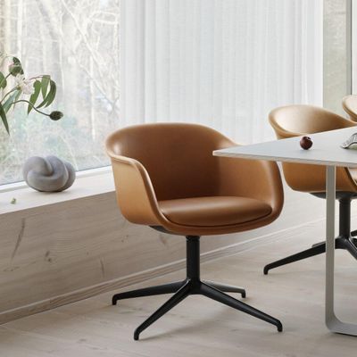 17082-en-fiber-conference-armchair-swivel-black-refine-leather-cognac-70-70-grey-ridge-vase-wave-tray-wide-org.tif