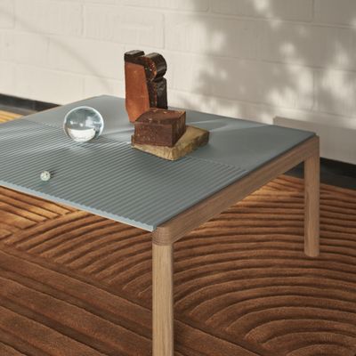 22951-en-couple-coffee-table-80x84x40-plain-wavy-pale-blue-oak-relevo-rug-170x240-burnt-orange-muuto-org.tif