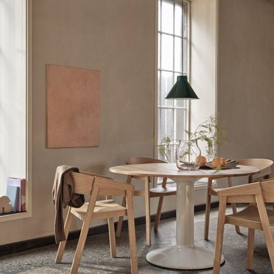 23825-en-midst-table-oak-grey-120-cover-armchair-top-pendant-28-dark-green-silent-vase-clear-20-wave-tray-muuto-org.tif