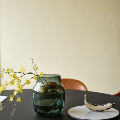 23848-en-silent-vase-20-dark-green-midst-table-160-black-fiber-armchair-refine-leather-cognac-muuto-org.tif