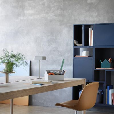 9933-en-linear-system-modular-table-oak-linear-lamp-linear-tray-sketch-toolbox-fiber-side-swivel-cognac-alu-stacked-midnight-blue-muuto-org.tif