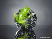 sphere-with-frog-vgnewtrend-279771-reld46a1eaf.jpg thumb image