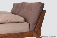zeitraummoebel-bettmitpolsterkissen-mellow-massivholz-14-920x610.png thumb image