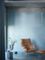 9007-en-doze-lounge-chair-ottoman-cognac-leather-anthracite-black-halves-side-table-sage-green-kink-vase-light-blue-muuto-med-res.jpg thumb image