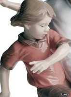 FAIR-PLAY-CHILDREN-FOOTBALL-Lladró-538497-rel2c6b6c50.jpg thumb image