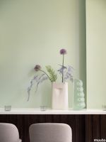 4865-en-ridge-vase-h35-off-white-corky-grey-oslo-bar-stool-ocean-32-muuto-org.tif thumb image