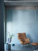 9007-en-doze-lounge-chair-ottoman-cognac-leather-anthracite-black-halves-side-table-sage-green-kink-vase-light-blue-muuto-med-res.jpg thumb image