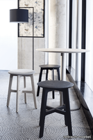 zeitraummoebel-hocker-1.3stool-massivholz-02-455x680.png thumb image