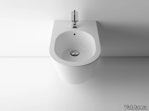 IL - Wall-hung ceramic bidet with overflow _ Valdama