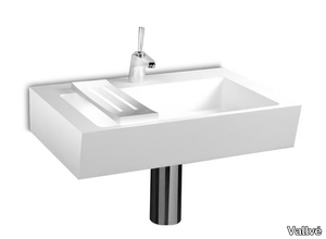 PLANO INCLINADO - Round wall-mounted resin washbasin _ Vallvé