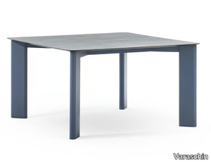 PLINTO LOW - Square aluminium and wood garden table _ Varaschin