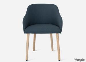 CISTELL CURVE - Upholstered chair with armrests and wooden legs _ Vergés