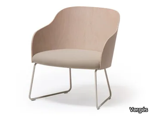 CISTELL CURVE - Sled base wooden easy chair with armrests _ Vergés