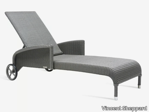 DOVILE - Lloyd loom sun lounger with castors _ Vincent Sheppard