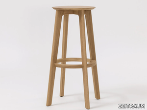 1.3 BAR - Solid wood barstool with footrest _ ZEITRAUM