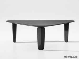 KUYU - Low triangular solid wood coffee table _ ZEITRAUM