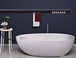 ECLIPSE - Freestanding oval Cristalplant® bathtub _ Antoniolupi