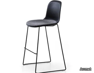 MÁNI PLASTIC ST-SL - Stackable stool with integrated cushion _ Arrmet