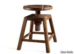 INVITO C-140 - Low solid wood stool height-adjustable _ Dale Italia