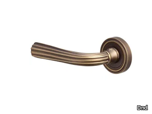 NAUSICAA - Brass door handle on rose _ Dnd