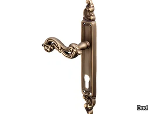 SAGOMA - Brass door handle on back plate _ Dnd