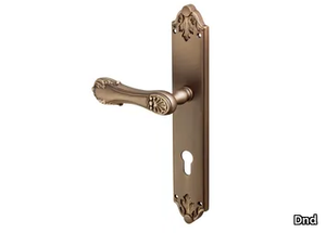 THANYA - Brass door handle on back plate _ Dnd