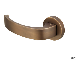 LETIZIA - Brass door handle on rose _ Dnd