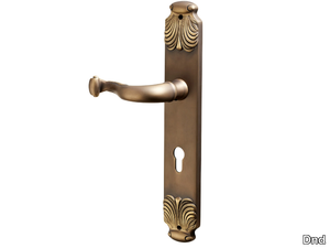 NICOLE - Brass door handle on back plate _ Dnd