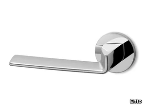 EDGE R6 - Brass door handle on rose _ Ento