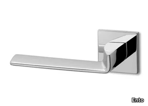 EDGE SQ R6 - Brass door handle on rose _ Ento