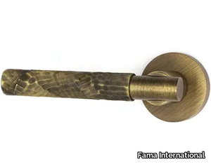 AKTUELL - Brass door handle on rose _ Fama International